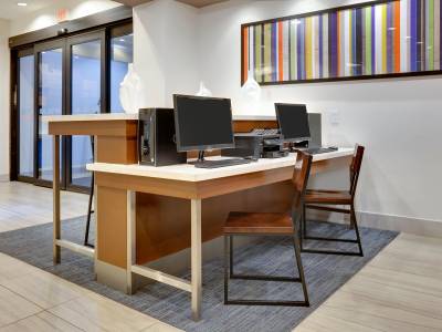 Holiday Inn Express Hotel & Suites Denton-Unt-Twu