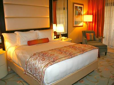 The Ritz-Carlton Abu Dhabi, Grand Canal