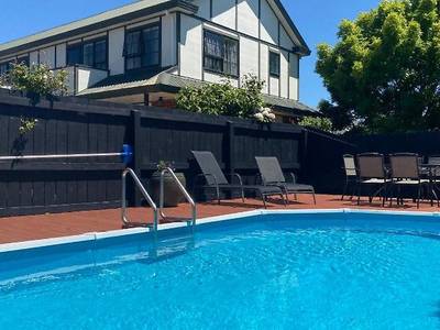 Knightsbridge Court Motor Lodge