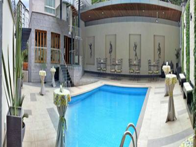 The Zehneria Portico