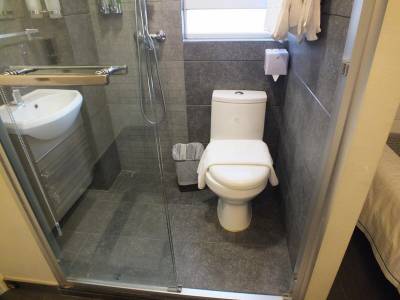 Seasons Hotel by ZEN Rooms