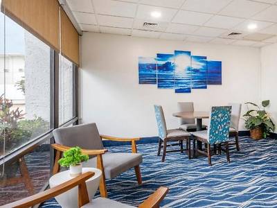 Tropical Winds Oceanfront Hotel