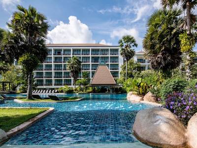 Naithonburi Beach Resort