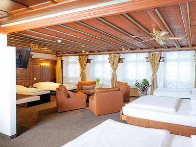 BASLERTOR Summer Pool Hotel