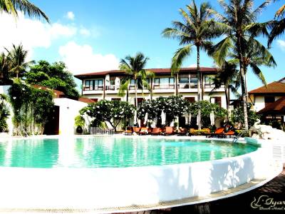 Iyara Beach Hotel & Plaza