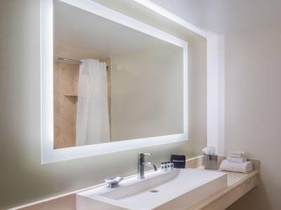 Pier 5 Hotel Baltimore, Curio Collection by Hilton