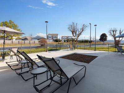 La Quinta Inn & Suites by Wyndham Loudon - Bild 1