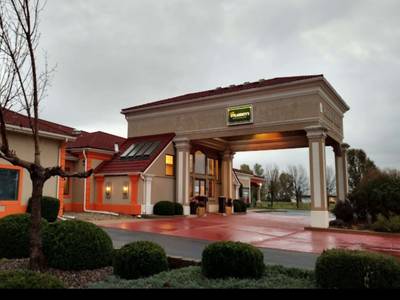 Comfort Inn & Suites at I-74 and 155 - Bild 1