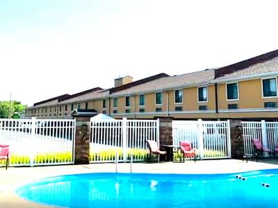 Super 8 by Wyndham Fort Scott - Bild 1