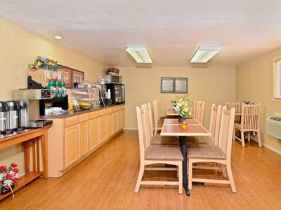 Americas Best Value Inn Iola - Bild 1