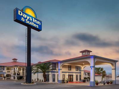 Days Inn & Suites by Wyndham Braunig Lake - Bild 1