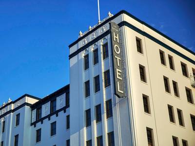 Graduate by Hilton Berkeley - Bild 1