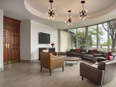 Ramada by Wyndham Beaver Falls - Bild 1