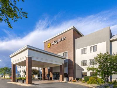 La Quinta Inn & Suites by Wyndham Kokomo - Bild 1