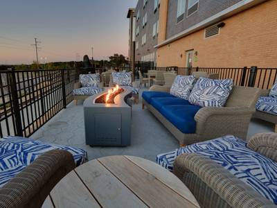 La Quinta Inn & Suites by Wyndham Lakeway - Bild 1