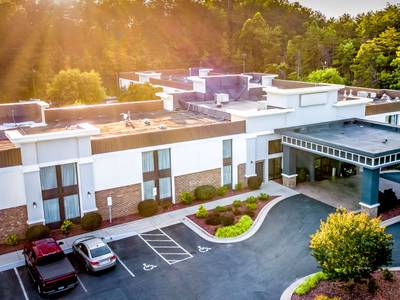 Best Western Plus Yadkin Valley Inn & Suites - Bild 1