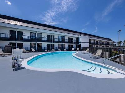 Days Inn & Suites by Wyndham Fort Bragg/Cross Creek Mall - Bild 1