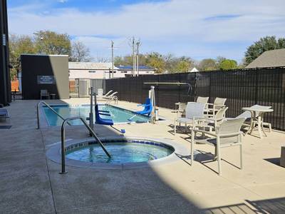 La Quinta Inn & Suites by Wyndham-Red Oak TX IH-35E - Bild 1