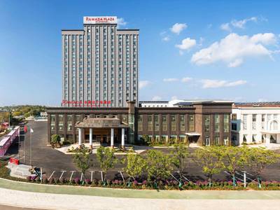 Ramada Plaza By Wyndham Ezhou Binjiang - Bild 1