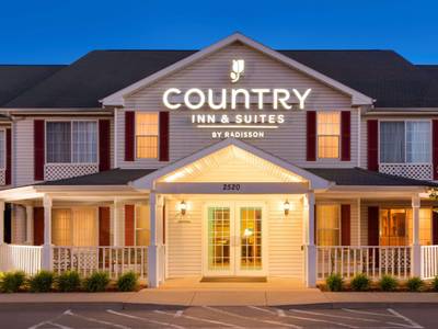 Country Inn & Suites by Radisson, Nevada, MO - Bild 1