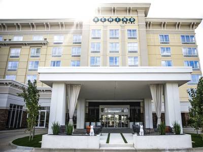 The Rewind West Des Moines Tapestry Collection by Hilton - Bild 1