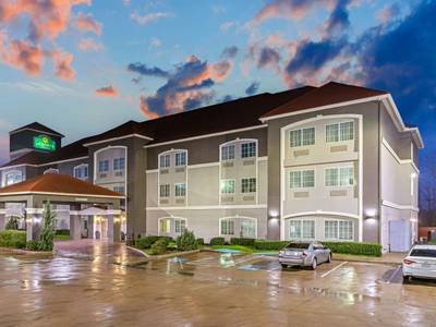 La Quinta Inn & Suites by Wyndham Cleburne - Bild 1