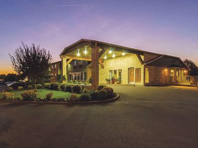 La Quinta Inn & Suites by Wyndham Woodburn - Bild 1