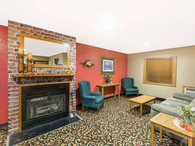 Super 8 by Wyndham Blue Earth - Bild 1