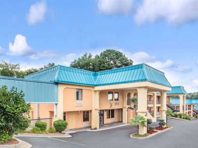 Super 8 by Wyndham Forest Park - Bild 1