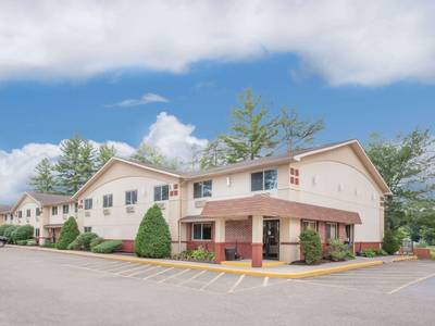 Super 8 by Wyndham Queensbury Glens Falls/Lake George Area - Bild 1