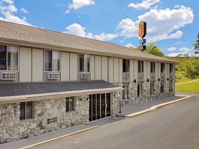 Super 8 by Wyndham Sturgeon Bay - Bild 1