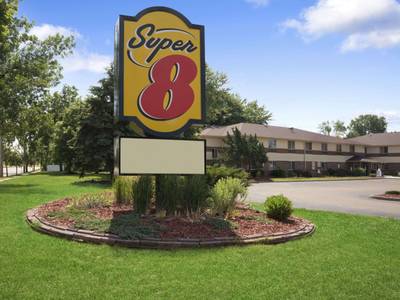 Super 8 by Wyndham Whitewater WI - Bild 1