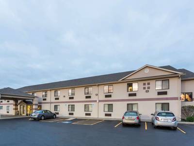 Super 8 by Wyndham Yorkville - Bild 1