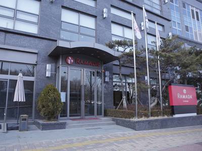 Ramada by Wyndham Dongtan - Bild 1