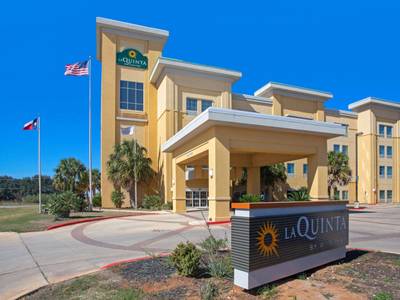 La Quinta Inn & Suites by Wyndham Pearsall - Bild 1