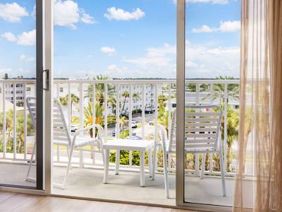 DoubleTree Beach Resort by Hilton Hotel Tampa Bay - North Redington Beach - Bild 1