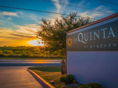 La Quinta Inn & Suites by Wyndham Karnes City - Kenedy - Bild 1
