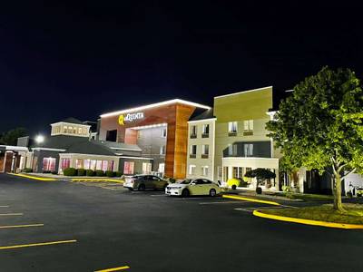 La Quinta Inn & Suites By Wyndham South Holland - Bild 1