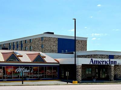 AmericInn & Suites By Wyndham Baraboo Event Center - Bild 1