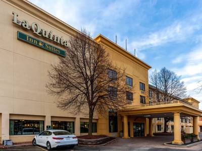La Quinta Inn & Suites by Wyndham Milwaukee Bayshore Area - Bild 1