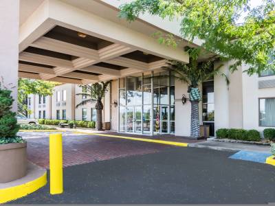 Plaza Inn & Suites - Bild 1