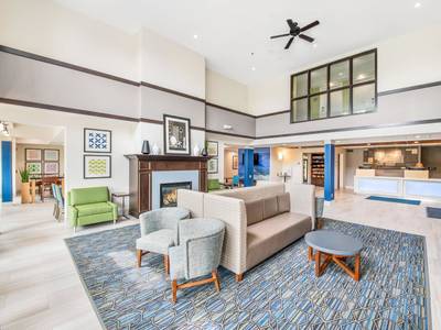 Holiday Inn Express & Suites Delafield - Bild 1