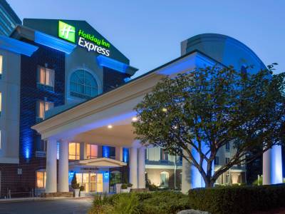 Holiday Inn Express & Suites Tower Center New Brunswick - Bild 1