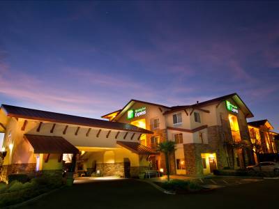 Holiday Inn Express & Suites Turlock - Highway 99 - Bild 1