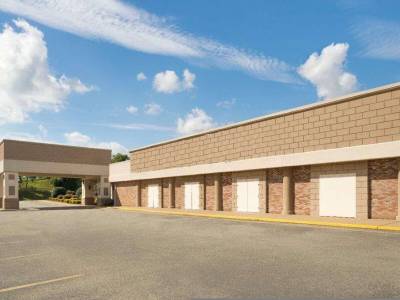 Ramada by Wyndham Uniontown - Bild 1