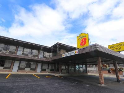 Super 8 by Wyndham Hearst ON - Bild 1