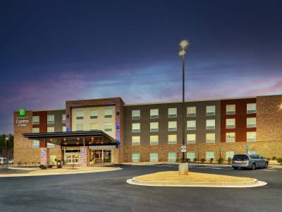 Holiday Inn Express & Suites Dawsonville - Bild 1
