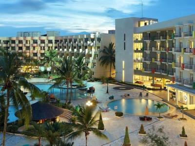 Harris Resort Waterfront Batam - Bild 1