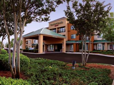 Courtyard Charlotte Matthews - Bild 1