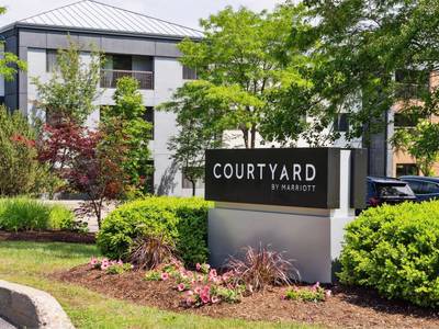 Courtyard Burlington Williston - Bild 1